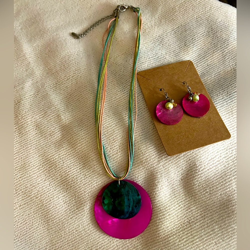 🍀3/$15 - Vintage 90’s painted shell deco necklace and earrings, EUC🍀
